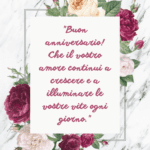 cartolina-d-anniversario-con-testo-italiano-e-fiori-colorati-su-sfondo-marmo