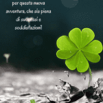 quadrifoglio-verde-su-sfondo-scuro-con-gocce-d-acqua-e-frase-di-buona-fortuna