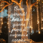 Luci-decorative-appese-a-un-albero-per-augurare-un-venerdì-speciale