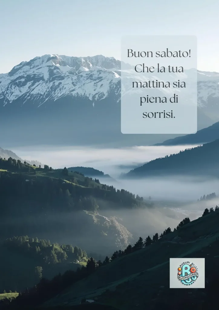Panorama montuoso con nebbia mattutina e valli verdi, con il testo “Buon sabato! Che la tua mattina sia piena di sorrisi.”