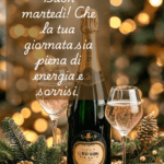 Una-bottiglia-di-spumante-con-calici-di-vino-rosato-su-una-decorazione-natalizia-con-rami-di-pino-e-pigne,-accompagnata-da-un-messaggio-positivo-per-un-buon-martedì.
