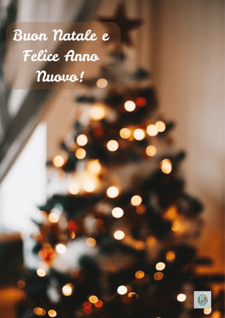 Albero-di-Natale-sfocato-con-luci-bokeh-e-testo-"Buon-Natale-e-Felice-Anno-Nuovo