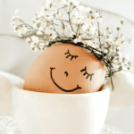 uovo-sorridente-corona-fiori-bianchi-portauovo-auguri-pasqua-fede-speranza