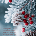 rami-di-pino-con-neve-e-bacche-rosse-buongiorno-inverno