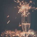 brindisi-capodanno-calice-spumante-luci-scintillanti-festa