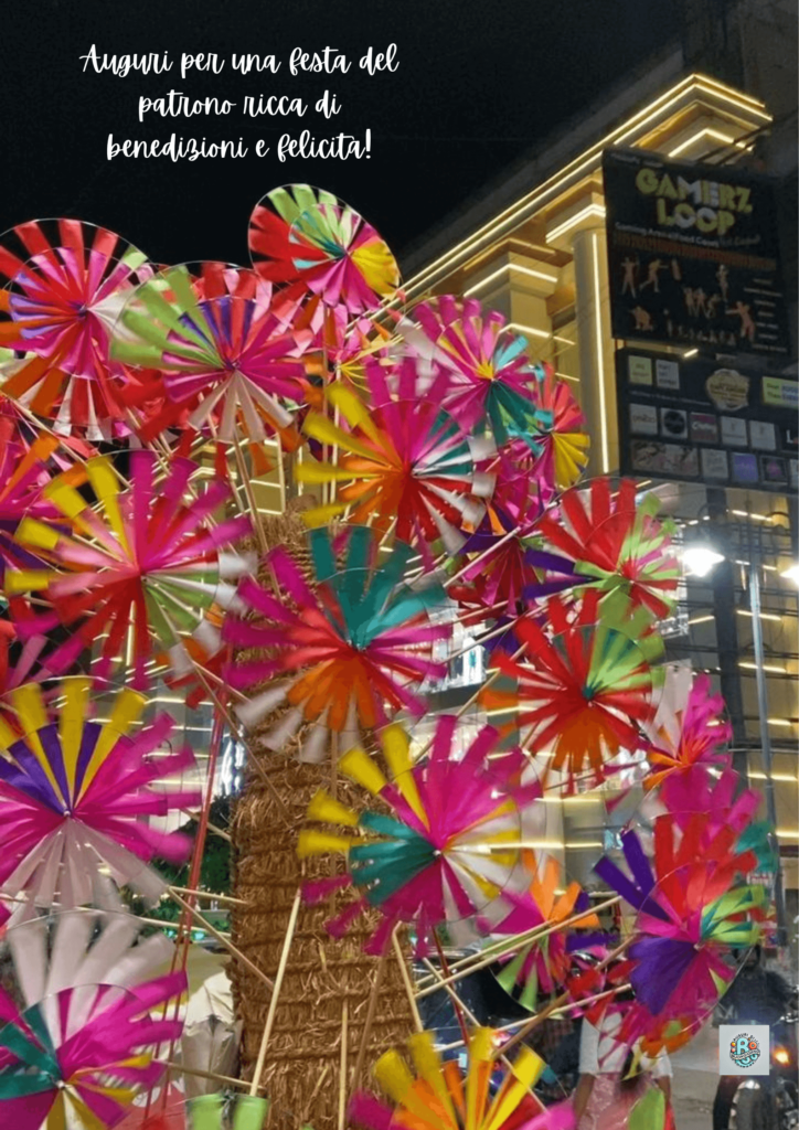 I mulini a vento colorati illuminano le strade durante la Festa Patronale, simboleggiando benedizioni e felicità nella celebrazione