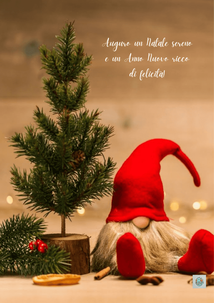 Piccolo-albero-di-Natale-con-pupazzo-di-neve-e-cappello-rosso-con-test-"Auguro-un-Natale-sereno-e-un-Anno-Nuovo-ricco-di-felicità