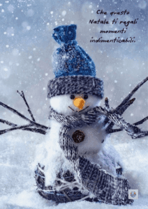 Un-pupazzo-di-neve-con-un-sciarpa-blu,-augurando-momenti-indimenticabili-per-questo-Natale