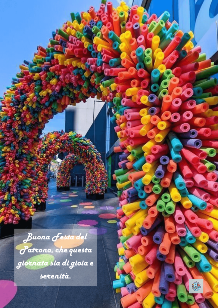 Un arco fatto di tubi colorati, che crea un'atmosfera gioiosa e festosa