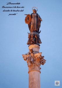 Statua dell'Immacolata Concezione su colonna mariana