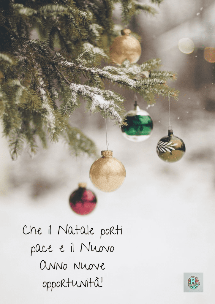 Ramo-di-albero-di-Natale-con-palline-colorate-e-sfondo-innevato-e-test-"Che-il-Natale-porti-pace-e-il-Nuovo-Anno-nuove-opportunità