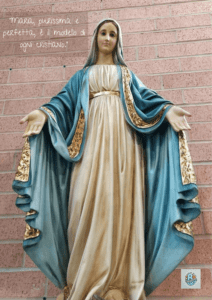 Statua della Madonna con manto azzurro e mani aperte