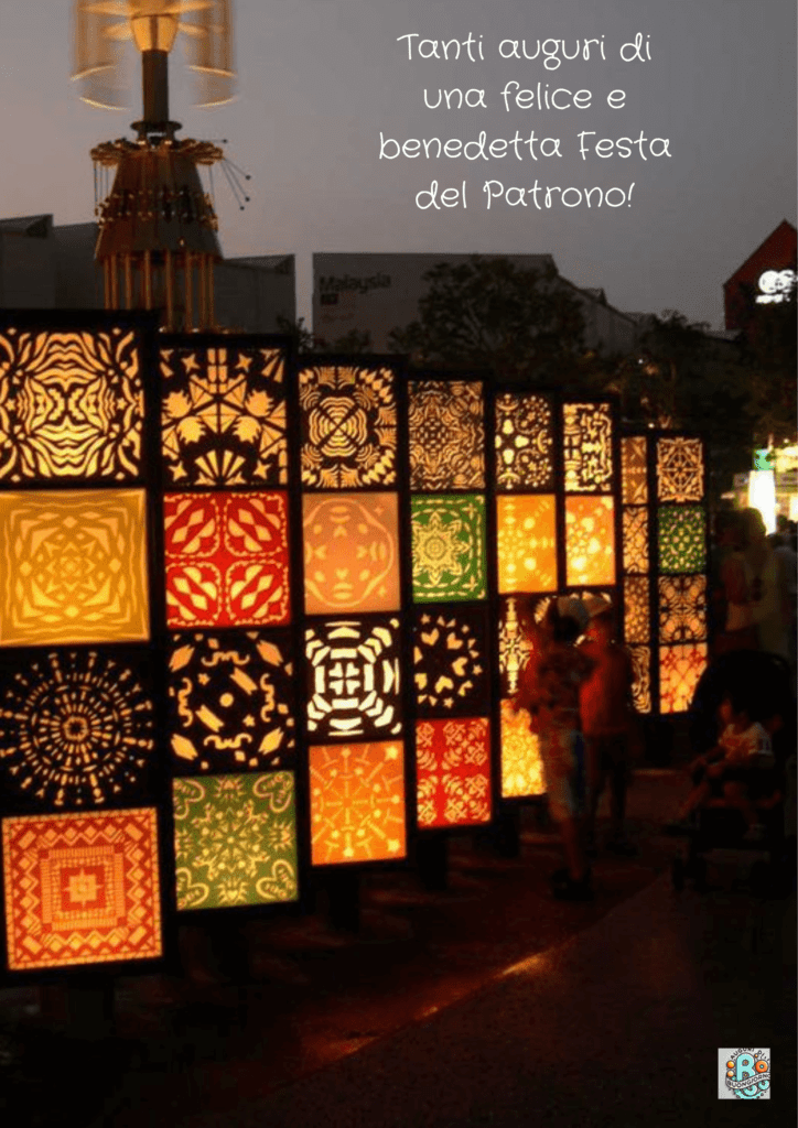 Pannelli luminosi creano un'atmosfera festosa durante la Festa Patronale, conferendo un'atmosfera calda e allegra alla celebrazione.