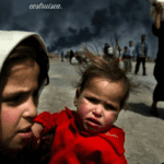 madre-e-bambino-vittime-guerra-in-campo-desolato-fuga-conflitto