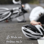 incidente-ciclistico-caduta-su-strada-helmet-bicicletta-danneggiata-accidente-memoria-riprendersi