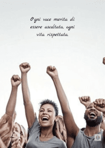 Gruppo di persone che alza i pugni in segno di unità