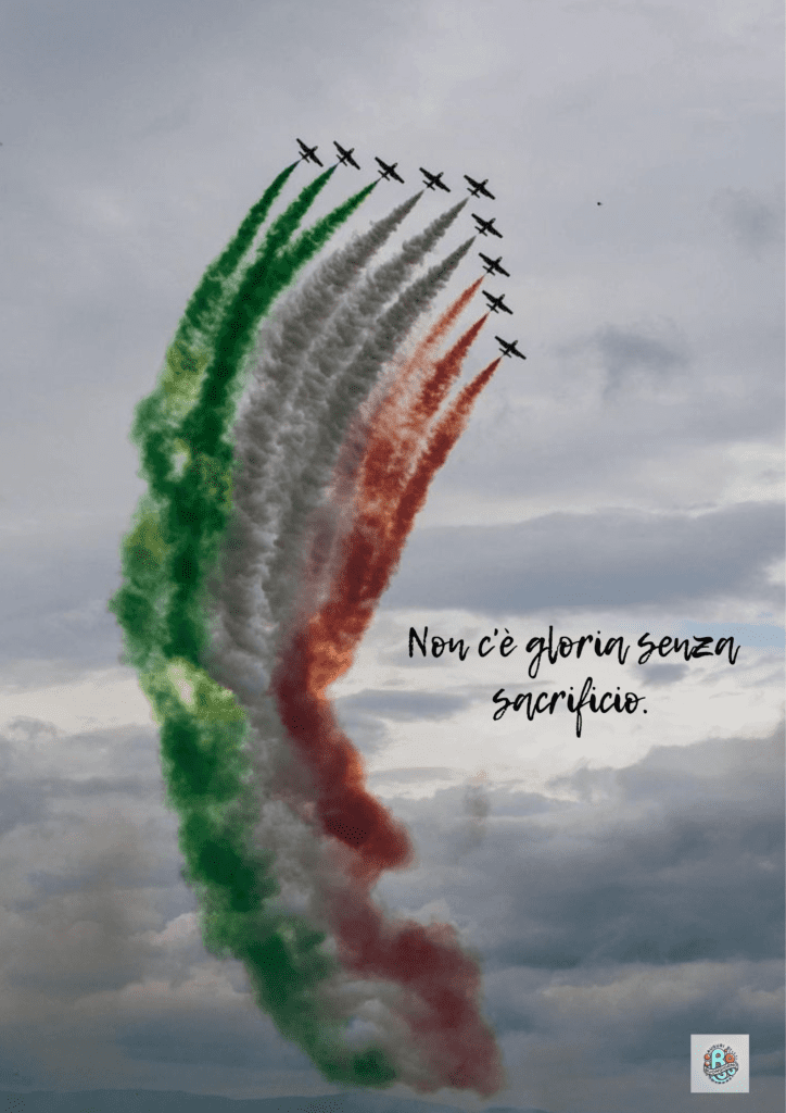 Aerei della Pattuglia Acrobatica Nazionale italiana tracciano le strisce nei colori della bandiera italiana durante una dimostrazione acrobatica. La citazione "Non c'è gloria senza sacrificio" enfatizza il valore del sacrificio nel raggiungimento della gloria, in occasione della Giornata dell'Unità Nazionale e delle Forze Armate.