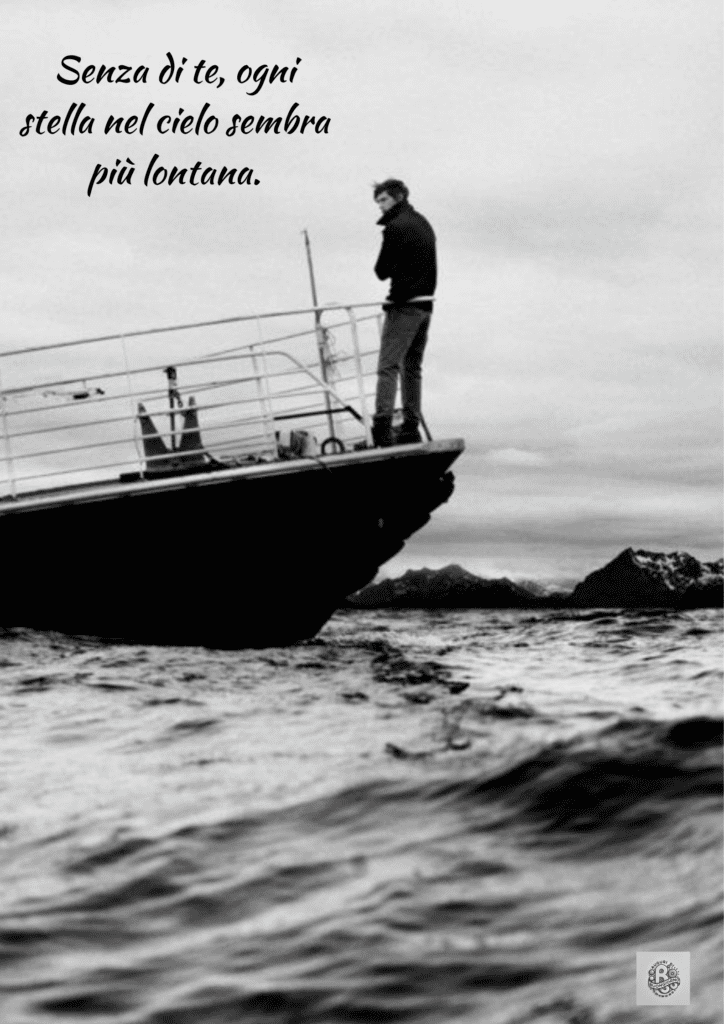 Un marinaio in piedi sulla prua di una nave, con il mare sullo sfondo, accompagnato dalla frase 'Senza di te, ogni stella nel cielo sembra più lontana' in onore del Giorno della Memoria dei Marinai.