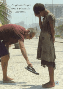 Un uomo porge un paio di scarpe a una donna in difficoltà