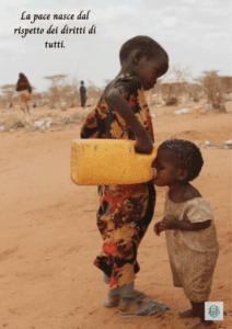 Due bambini in un paesaggio arido, uno aiuta l'altro a bere da una tanica
