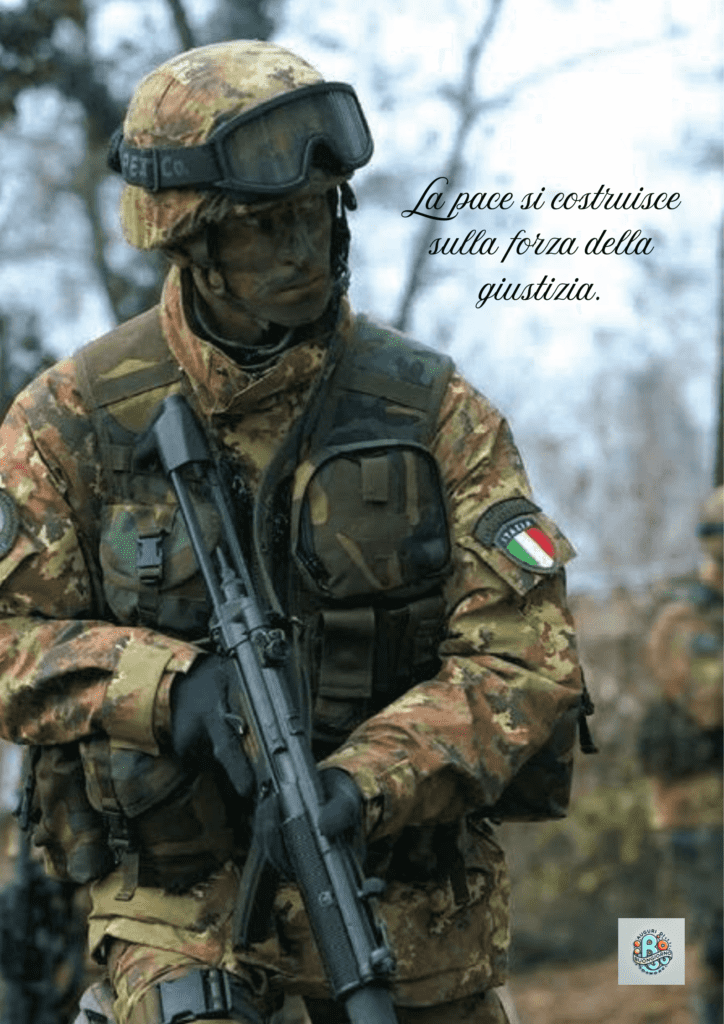 Un soldato in equipaggiamento da combattimento con un fucile, simbolo della forza della giustizia nel costruire la pace. La citazione "La pace si costruisce sulla forza della giustizia" enfatizza l'importanza della giustizia nel raggiungimento della pace.