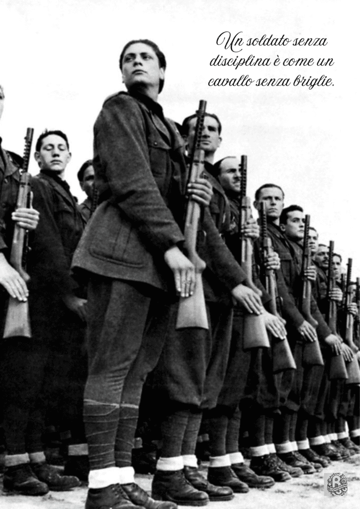 Una foto in bianco e nero di soldati disciplinati che si trovano in formazione, con la citazione "Un soldato senza disciplina è come un cavallo senza briglie" che sottolinea l'importanza della disciplina nell'esercito, un concetto celebrato durante la Giornata dell'Unità Nazionale e delle Forze Armate.