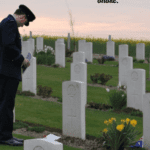 militare-che-respira-in-un-cimitero-di-guerra-con-fiori-e-croci-caduti-internationali