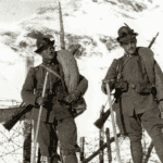 alpini-due-soldati-montagna-neve-sacrificio-nazione