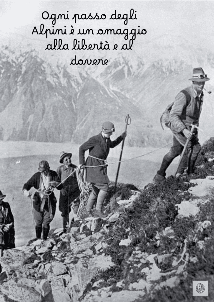 Alpini-durante-una-salita-montuosa-durante-la-Giornata-Nazionale-del-Sacrificio-degli-Alpini-con-il-testo-Ogni-passo-degli-Alpini-è-un-omaggio-alla-libertà-e-al-dovere.
