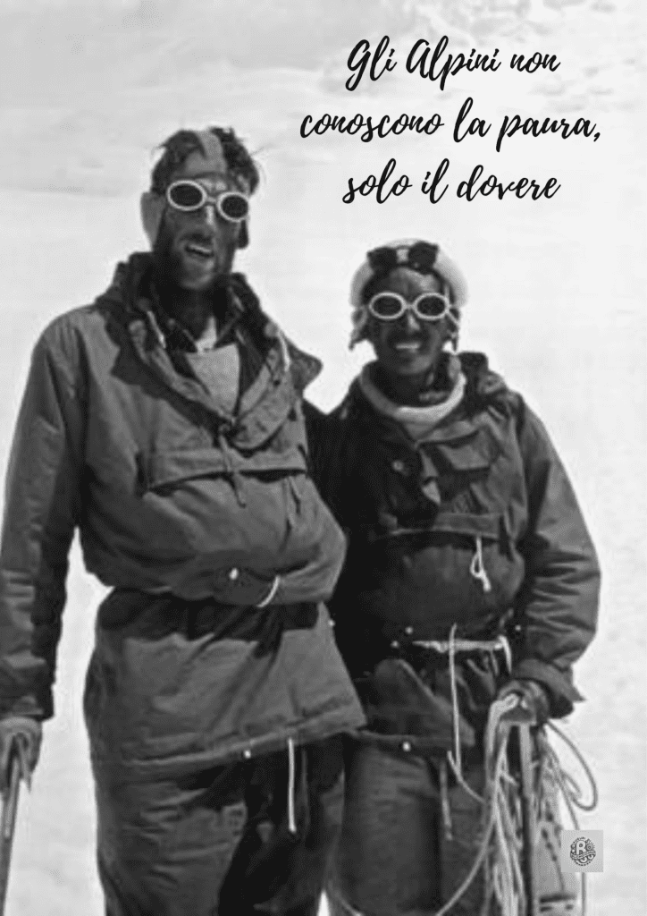 Alpini-in-montagna-durante-la-Giornata-Nazionale-del-Sacrificio-degli-Alpini-con-il-testo-Gli-Alpini-non-conoscono-la-paura-solo-il-dovere.