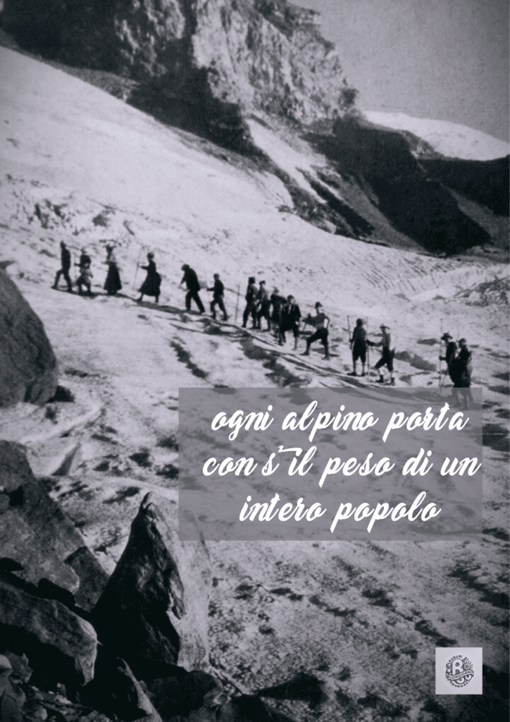 Alpini-in-cammino-durante-la-Giornata-Nazionale-del-Sacrificio-degli-Alpini-con-il-testo-Ogni-alpino-porta-con-sé-il-peso-di-un-intero-popolo.