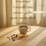 Tazza di caffè fumante su tavolo di legno al sole - Buon Pomeriggio
