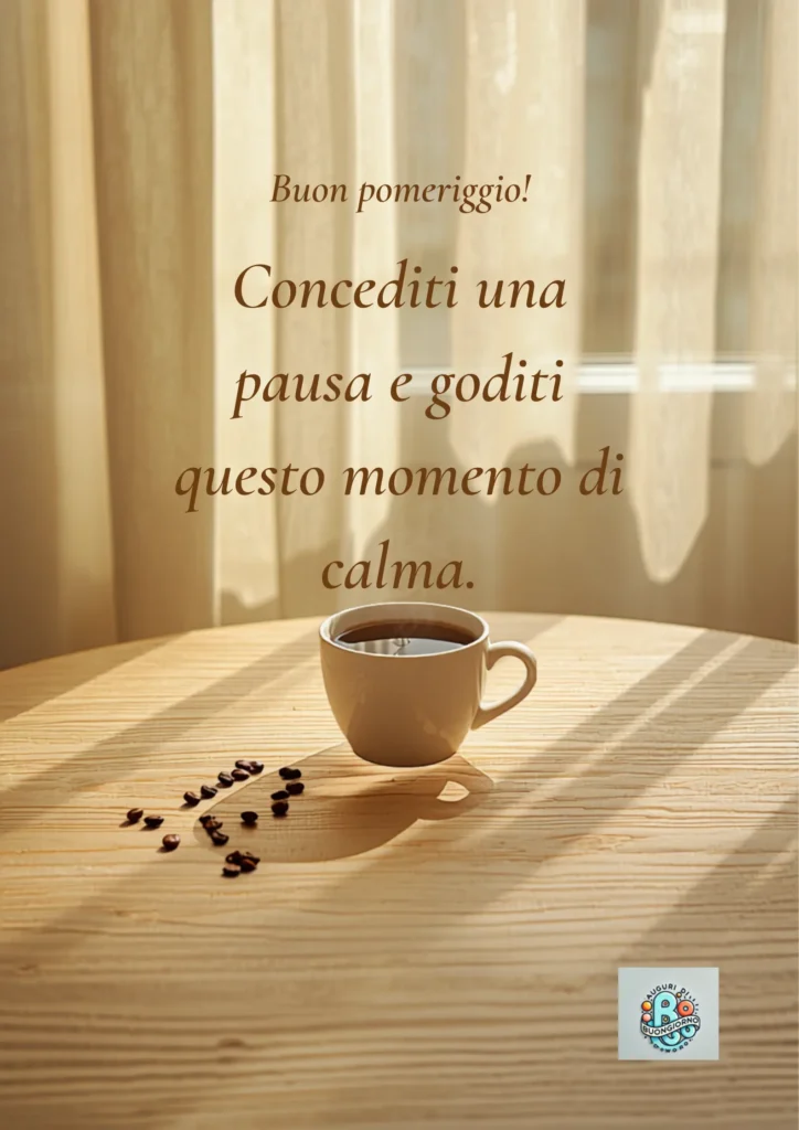 Tazza di caffè fumante su tavolo di legno al sole - Buon Pomeriggio