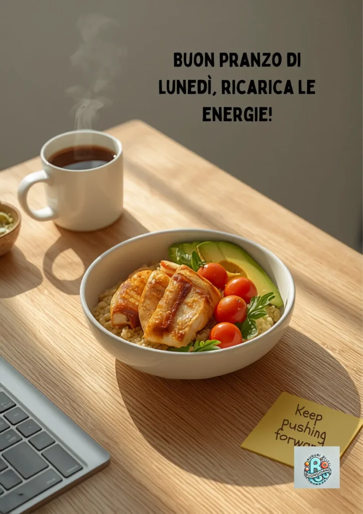 Ciotola con pollo, avocado e pomodorini su scrivania con caffè, buon pranzo di lunedì