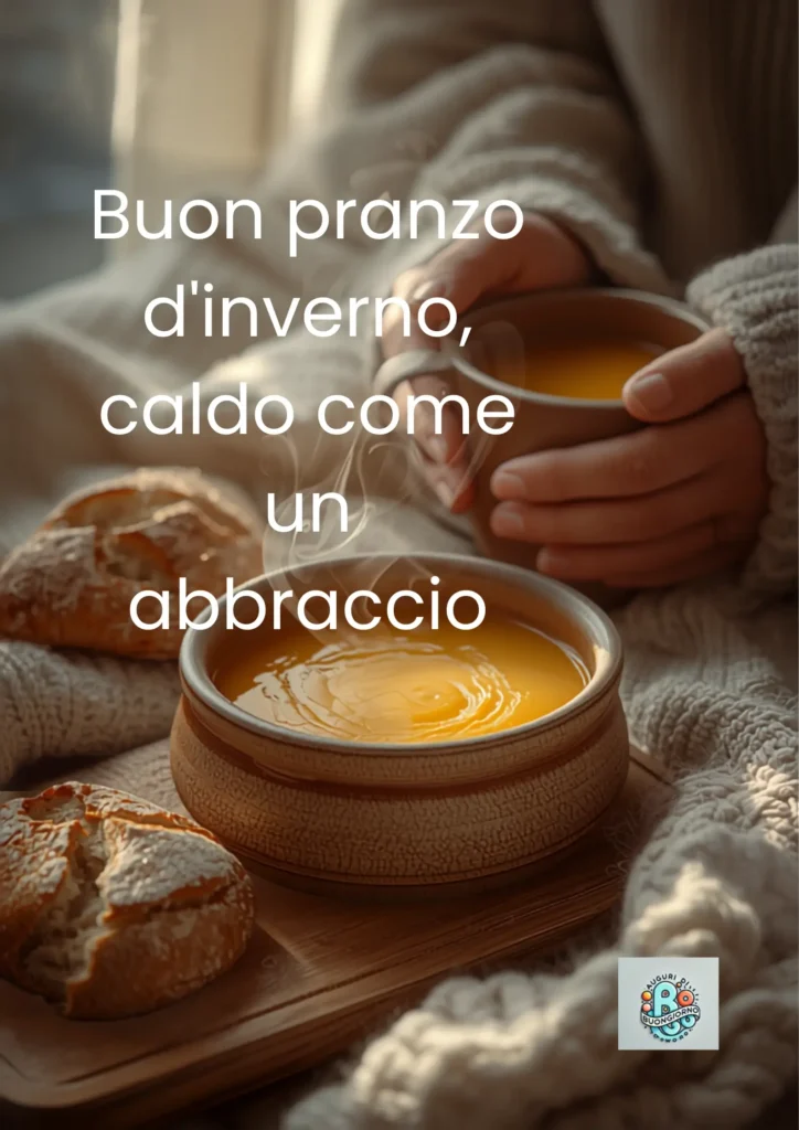 Ciotola di zuppa calda con pane e mani che tengono una tazza, buon pranzo d'inverno